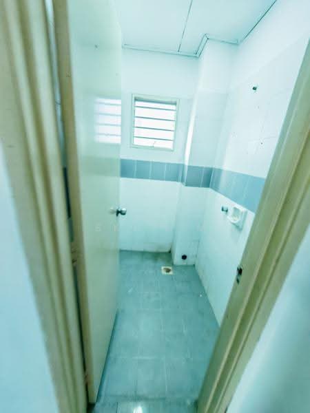Semi-Detached House for Sale in Bandar Putra Permai (Seri Kembangan) - Sky Lim - Bathroom - PropertyGuru.com.my