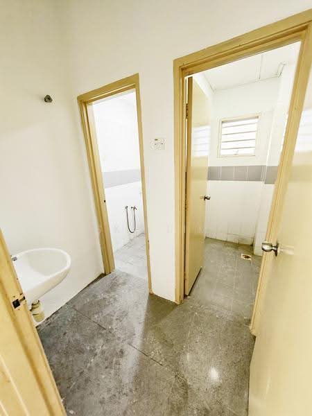 Semi-Detached House for Sale in Bandar Putra Permai (Seri Kembangan) - Sky Lim - Bathroom - PropertyGuru.com.my