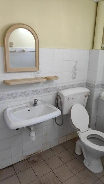 Pangsapuri untuk Disewa di Subang Perdana Goodyear Court 3 - James Loh - Bathroom - PropertyGuru.com.my