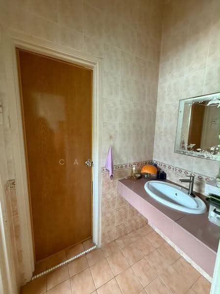 Rumah Teres 2-Tingkat untuk Dijual di Taman Gaya (Ulu Tiram) - Carson . - Bathroom - PropertyGuru.com.my