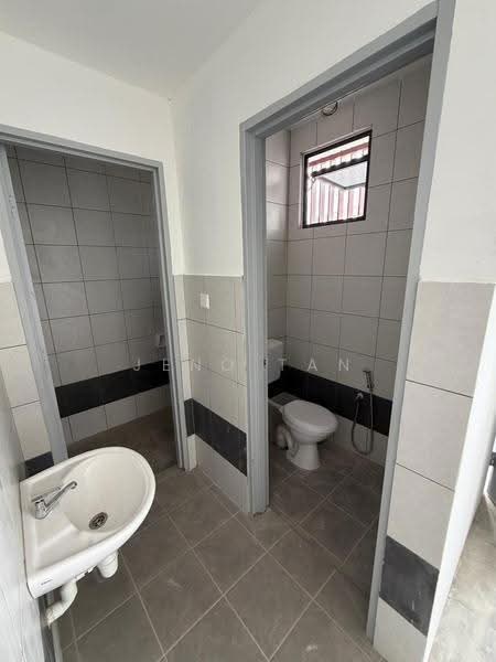 Shop / Office for Rent in Kuching (Sarawak) - Jeno Tan - Bathroom - PropertyGuru.com.my