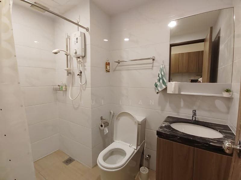 Kediaman Servis untuk Dijual di Country Garden Central Park - Hui Lian - Bathroom - PropertyGuru.com.my