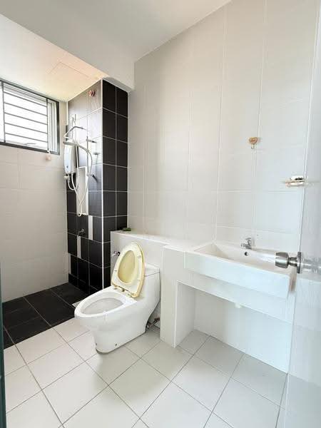 Service Residence for Sale at D'Ambience Residences (Pangsapuri Ikatan Flora) - Anna Woon - Bathroom - PropertyGuru.com.my