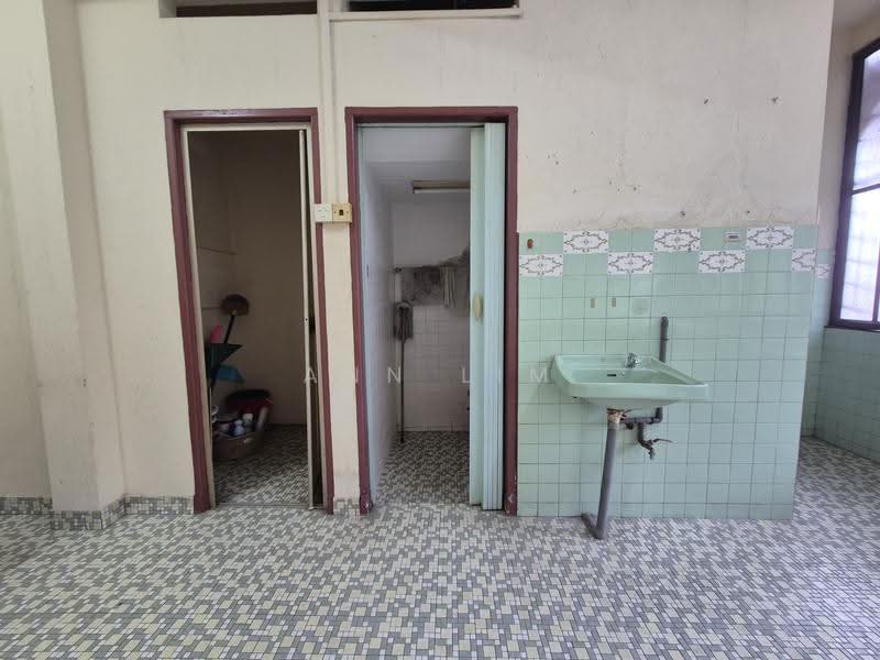 Flat for Sale at Rumah Pangsa Bukit Senjuang - Ann Lim - Bathroom - PropertyGuru.com.my