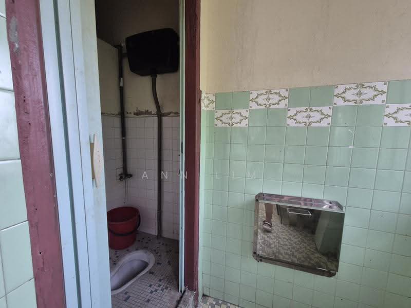 Flat for Sale at Rumah Pangsa Bukit Senjuang - Ann Lim - Bathroom - PropertyGuru.com.my