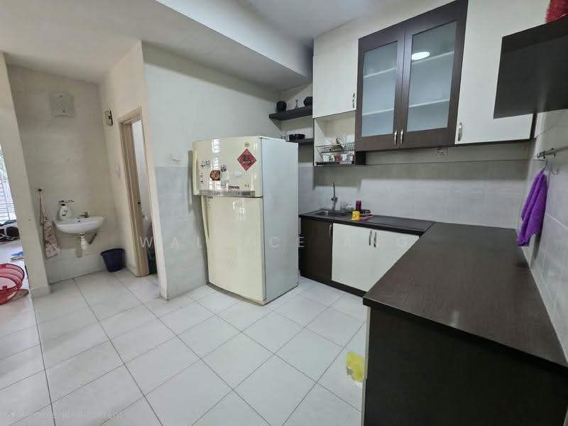 Rumah Kluster untuk Disewa di Taman Gaya (Ulu Tiram) - Wallace Ang - Kitchen - PropertyGuru.com.my