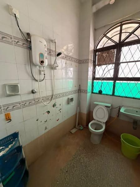 2-storey Terraced House for Rent in Taman Desa Cemerlang (Ulu Tiram) - YC Fung - Bathroom - PropertyGuru.com.my