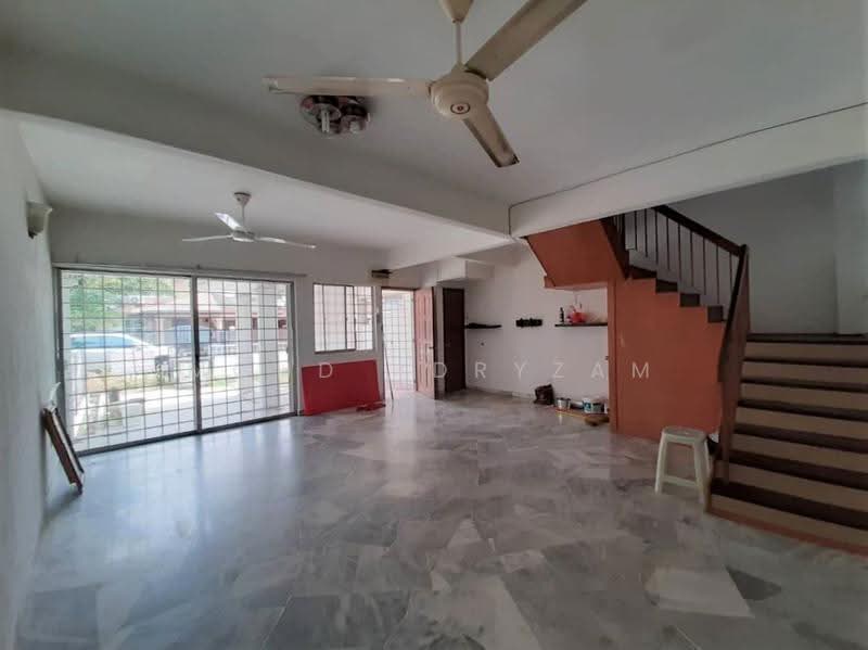 Rumah Teres 2-Tingkat untuk Dijual di TTDI Jaya (Shah Alam) - Mohd Adryzam - Living Room - PropertyGuru.com.my