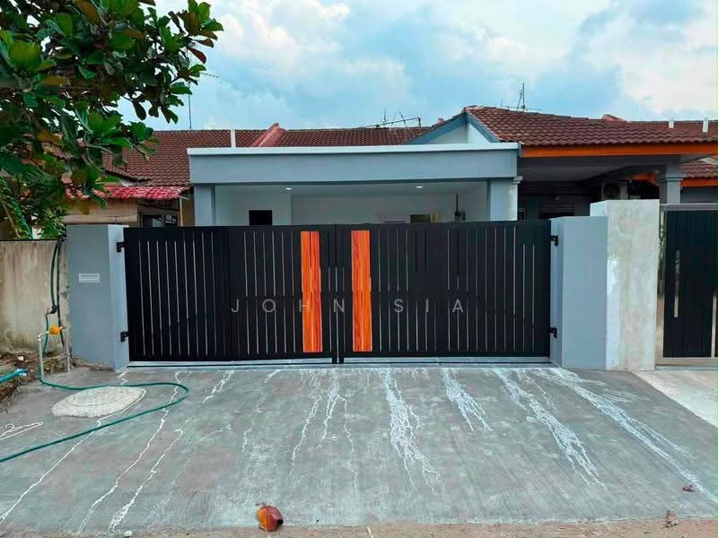 Rumah Teres 1-Tingkat untuk Dijual di Taman Ehsan Jaya (Ulu Tiram) - John Sia - Exterior - PropertyGuru.com.my