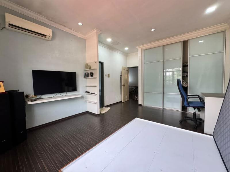 Rumah Teres 2-Tingkat untuk Dijual di Taman Pelangi Indah (Ulu Tiram) - Calvin Wong - Study - PropertyGuru.com.my