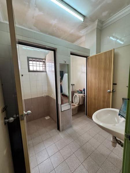 Rumah Teres 2-Tingkat untuk Dijual di Taman Pelangi Indah (Ulu Tiram) - Calvin Wong - Bathroom - PropertyGuru.com.my