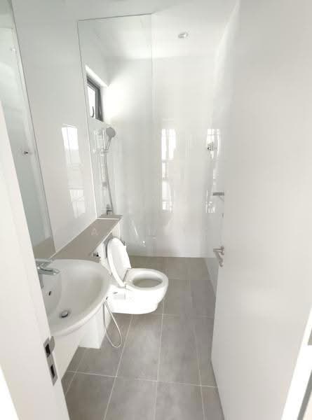 Kediaman Servis untuk Dijual di Senada Residence @ KLGCC Resort - Kraven Poon - Bathroom - PropertyGuru.com.my