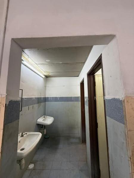 Shop / Office for Sale in Seremban (Negeri Sembilan) - Cathy Tiang - Bathroom - PropertyGuru.com.my