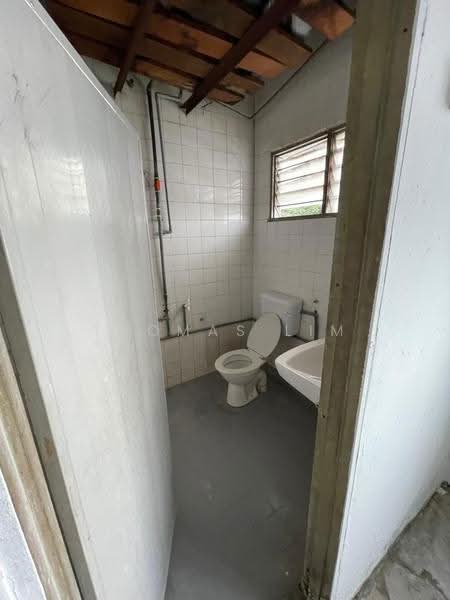 Shop / Office untuk Disewa di Kawasan Perindustrian Klang Utama (Kapar) - Thomas Lim - Bathroom - PropertyGuru.com.my