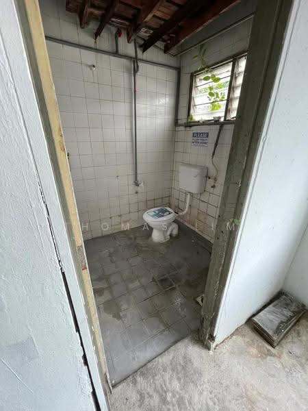 Shop / Office untuk Disewa di Kawasan Perindustrian Klang Utama (Kapar) - Thomas Lim - Bathroom - PropertyGuru.com.my