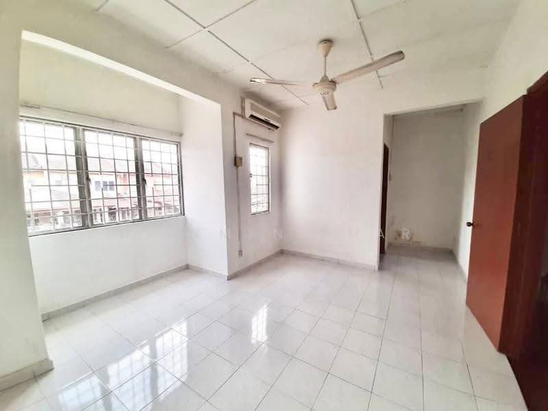 Rumah Teres 2-Tingkat untuk Dijual di TTDI Jaya (Shah Alam) - Hazeman Omar - Living Room - PropertyGuru.com.my