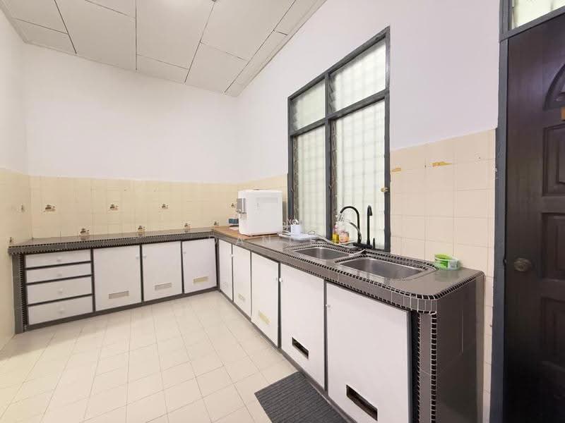 Service Residence for Sale at Palazio - Daniel Yong - Kitchen - PropertyGuru.com.my