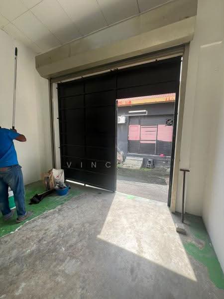 Shop / Office untuk Disewa di Bandar Putra Permai (Seri Kembangan) - Vincent Lee - Entrance - PropertyGuru.com.my