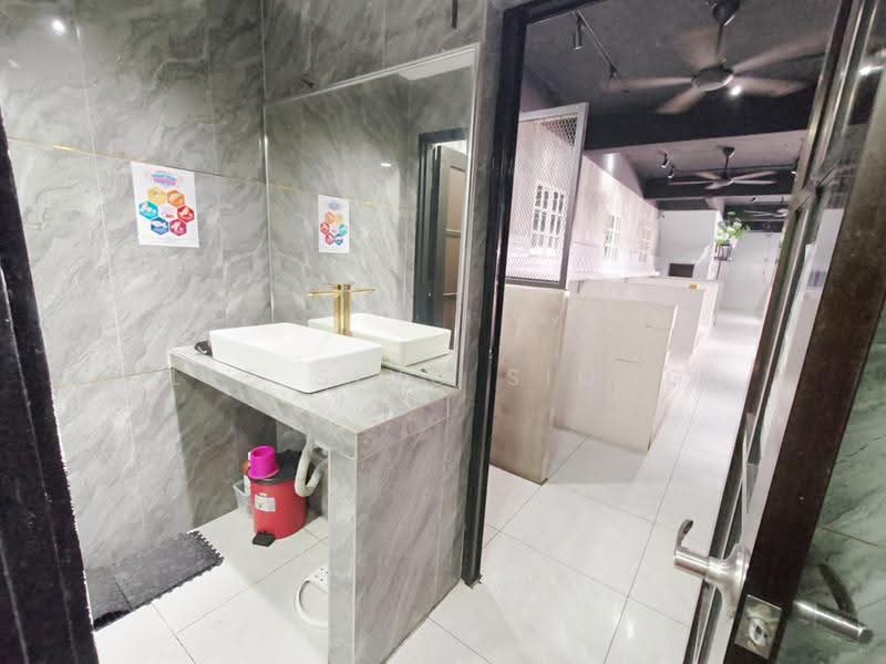 Shop for Rent in Damansara Damai (Selangor) - Lee Sing Siong - Bathroom - PropertyGuru.com.my
