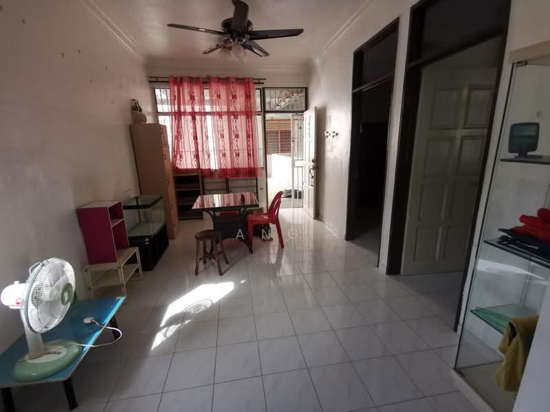 Rumah Flat untuk Dijual di Taman Sri Setia - Ang Lee Theng - Living Room - PropertyGuru.com.my