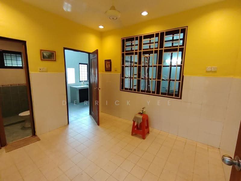 Rumah Teres 2-Tingkat untuk Dijual di Taman Pandan Indah (Klebang) - Derrick Yee - Bathroom - PropertyGuru.com.my