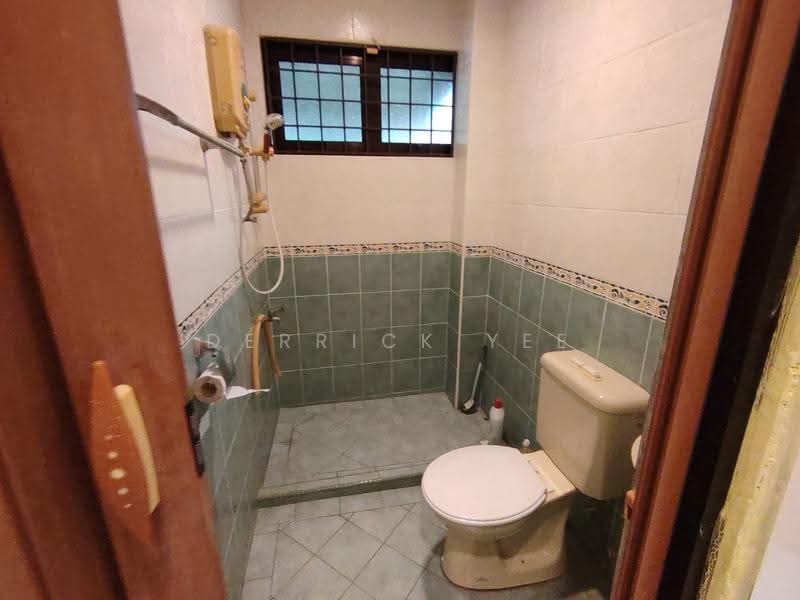 Rumah Teres 2-Tingkat untuk Dijual di Taman Pandan Indah (Klebang) - Derrick Yee - Bathroom - PropertyGuru.com.my