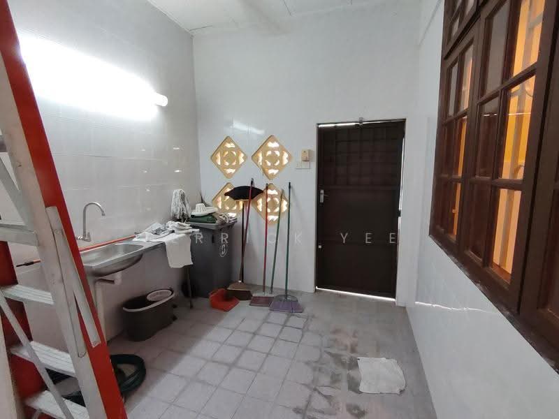 Rumah Teres 2-Tingkat untuk Dijual di Taman Pandan Indah (Klebang) - Derrick Yee - Kitchen - PropertyGuru.com.my