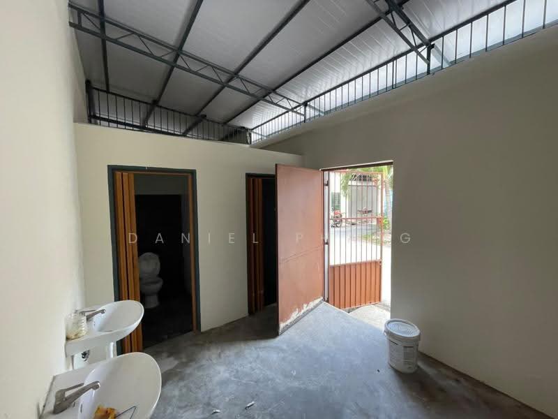 Shop / Office untuk Disewa di George Town (Penang) - Daniel Phang - Bathroom - PropertyGuru.com.my