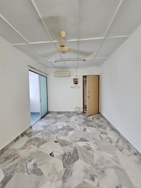 Rumah Flat untuk Dijual di Desa Petaling Flat - Chloe Wai - Living Room - PropertyGuru.com.my