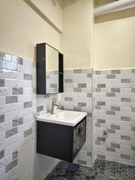 Kondominium untuk Disewa di Menara Alpha - Kim Ling - Master Bathroom - PropertyGuru.com.my