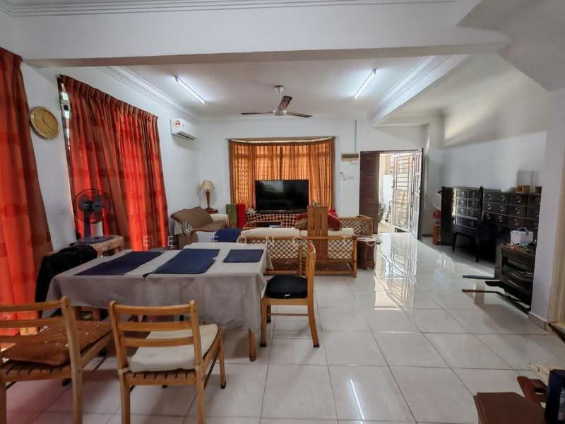 2-storey Terraced House for Sale in Ehsan Jaya (Johor Bahru) - Ee Fong Toh - Living Room - PropertyGuru.com.my