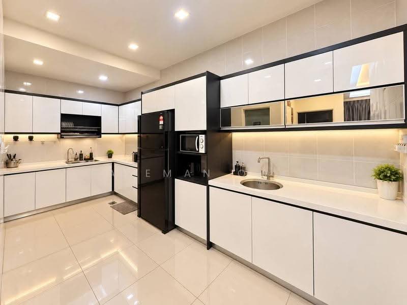 Cluster House for Sale in Bandar Saujana Putra (Tanjong Duabelas) - Hazeman Omar - Kitchen - PropertyGuru.com.my