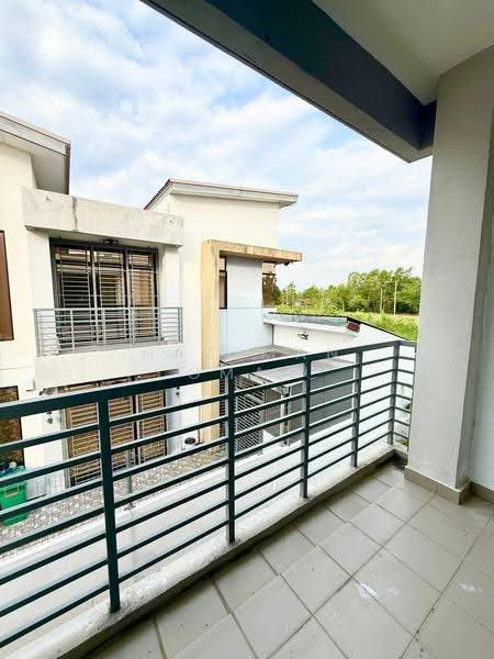 Rumah Berkembar untuk Dijual di Semenyih (Selangor) - Hazeman Omar - Balcony - PropertyGuru.com.my