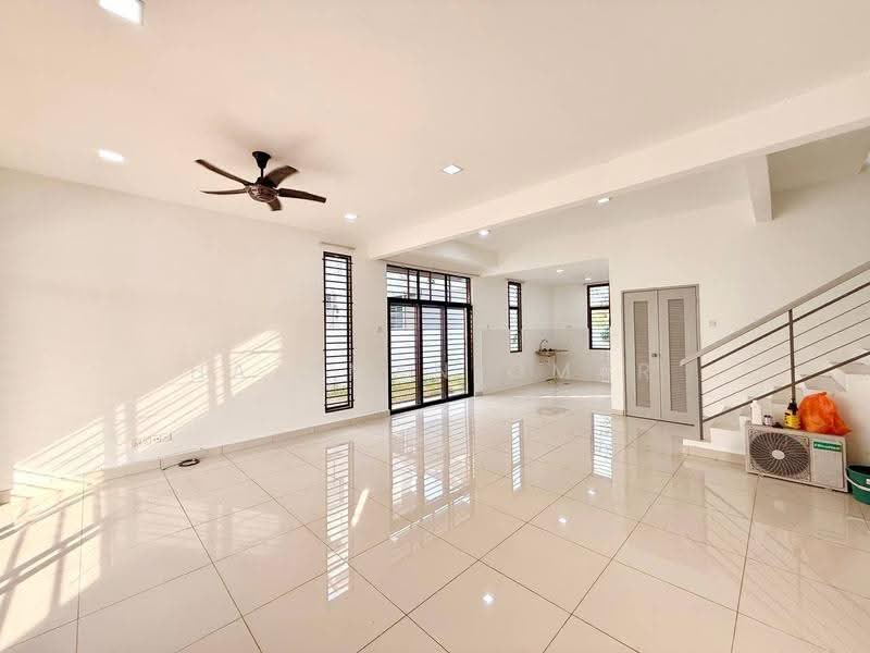 Rumah Berkembar untuk Dijual di Semenyih (Selangor) - Hazeman Omar - Living Room - PropertyGuru.com.my