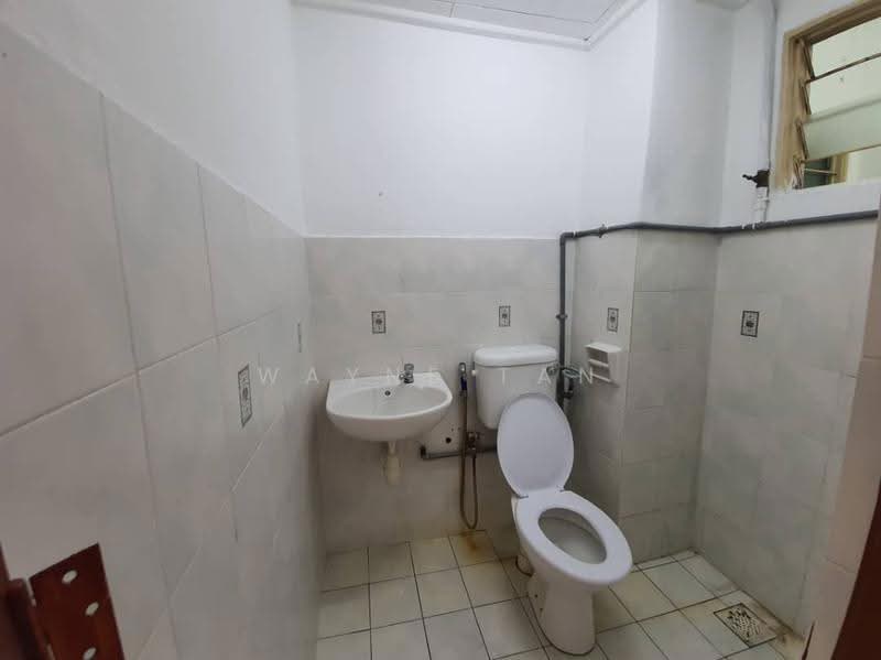 Pangsapuri untuk Dijual di Pangsapuri Merak - Wayne Tan - Bathroom - PropertyGuru.com.my