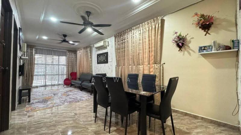 Rumah Teres 1.5-Tingkat untuk Dijual di Taman Seri Serdang (Kepala Batas) - Aswad . - Dining Area - PropertyGuru.com.my
