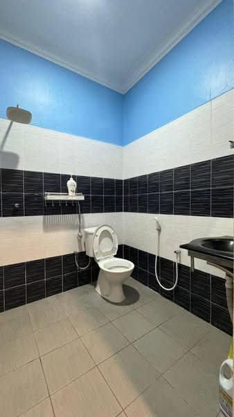 Rumah Teres 1.5-Tingkat untuk Dijual di Taman Seri Serdang (Kepala Batas) - Aswad . - Bathroom - PropertyGuru.com.my