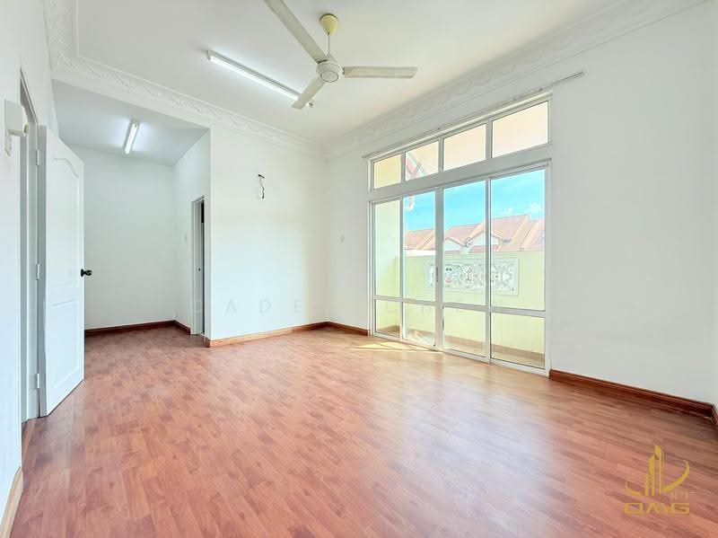 3-storey Terraced House for Sale in Setia Alam (Selangor) - Caden Chew - Living Room - PropertyGuru.com.my
