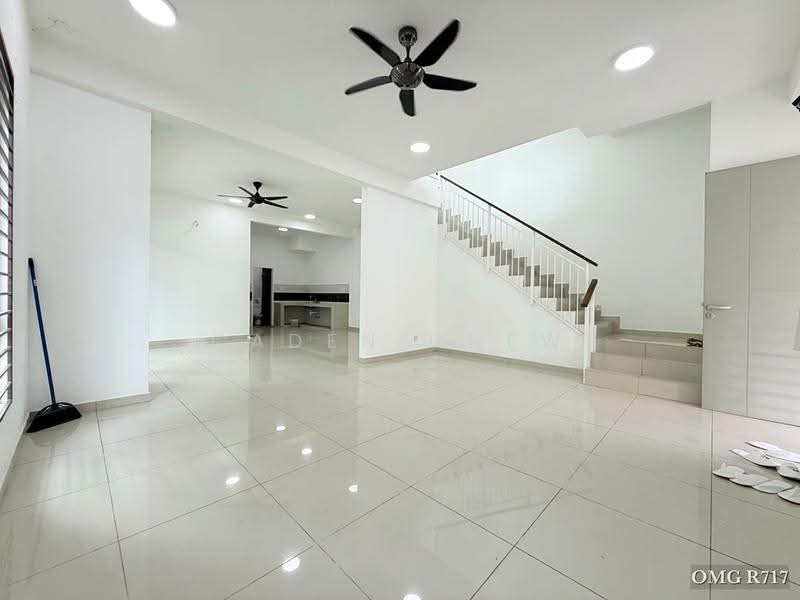 Rumah Berkembar untuk Dijual di Setia Alam (Selangor) - Caden Chew - Living Room - PropertyGuru.com.my
