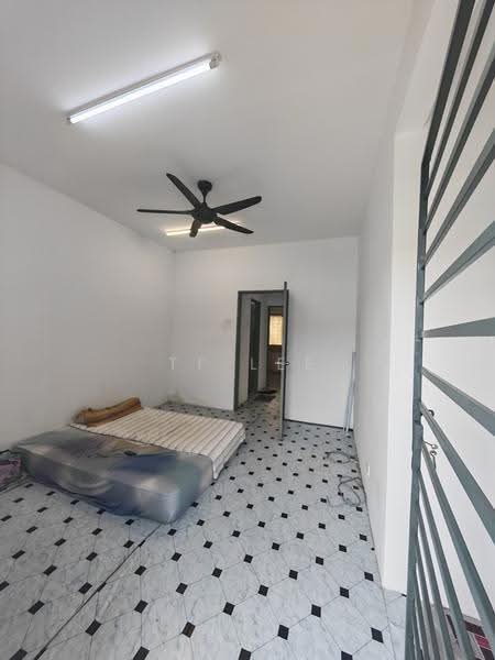 Terraced House for Rent in Bandar Springhill (Jimah) - TF Lee - Bedroom - PropertyGuru.com.my