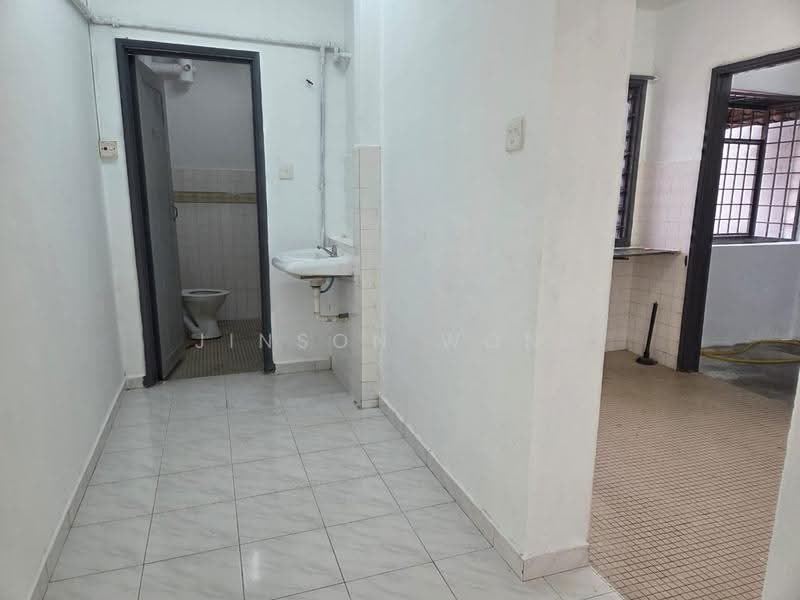 Pangsapuri untuk Dijual di Segar Apartments - Jinson Wong - Bathroom - PropertyGuru.com.my