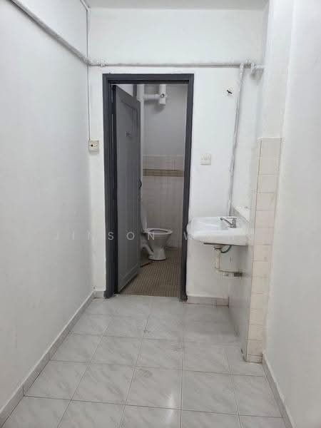 Pangsapuri untuk Dijual di Segar Apartments - Jinson Wong - Bathroom - PropertyGuru.com.my