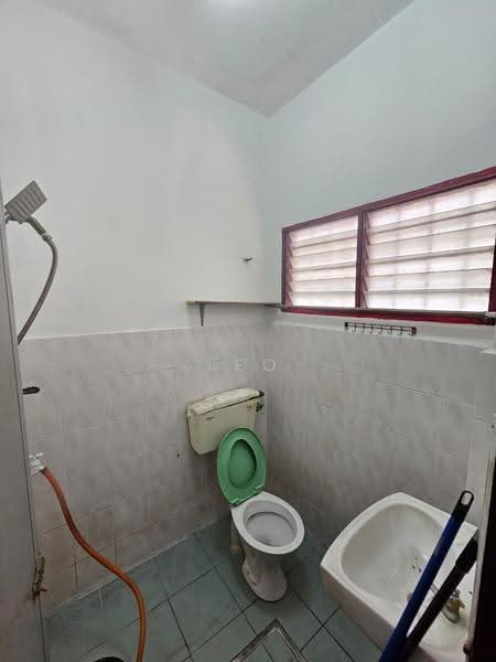 2-storey Terraced House for Sale in Taman Universiti Indah (Seri Kembangan) - Leo Koh - Bathroom - PropertyGuru.com.my