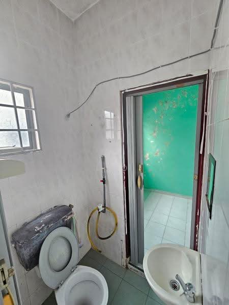 2-storey Terraced House for Sale in Taman Universiti Indah (Seri Kembangan) - Leo Koh - Bathroom - PropertyGuru.com.my