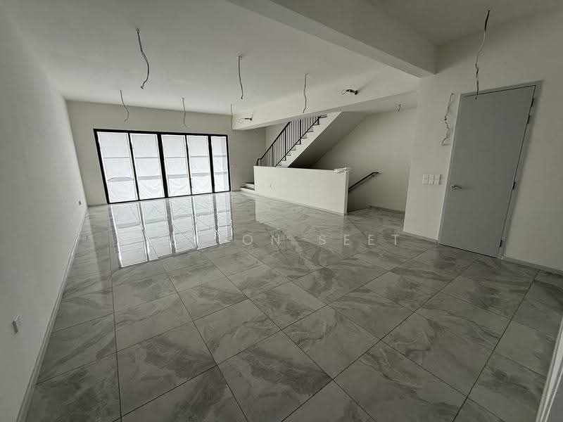 Rumah Teres untuk Dijual di Taman Bukit Serdang (Seri Kembangan) - Kelton Seet - Living Room - PropertyGuru.com.my