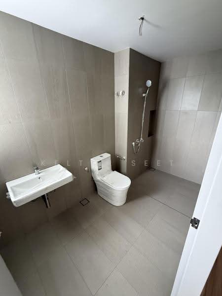 Rumah Teres untuk Dijual di Taman Bukit Serdang (Seri Kembangan) - Kelton Seet - Bathroom - PropertyGuru.com.my
