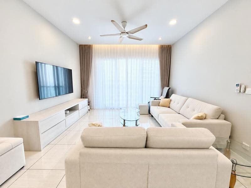 Kondominium untuk Dijual di Queens Residences Q1 @ Queens Waterfront - Ben Liau - Living Room - PropertyGuru.com.my