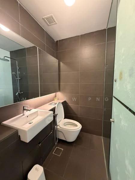 Kondominium untuk Dijual di Shorefront Residences - Matthew Png - Bathroom - PropertyGuru.com.my
