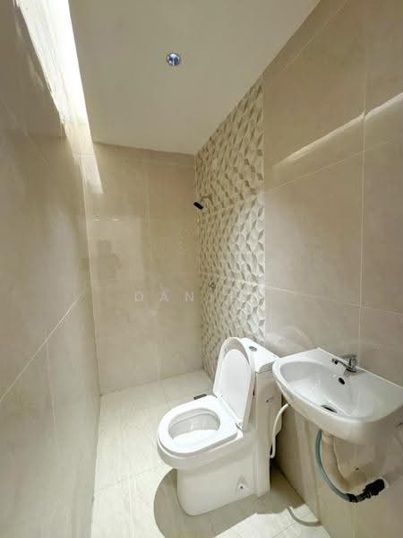 Rumah Teres 1-Tingkat untuk Dijual di Taman Putri Kulai (Kulai) - Daniel Yong - Bathroom - PropertyGuru.com.my