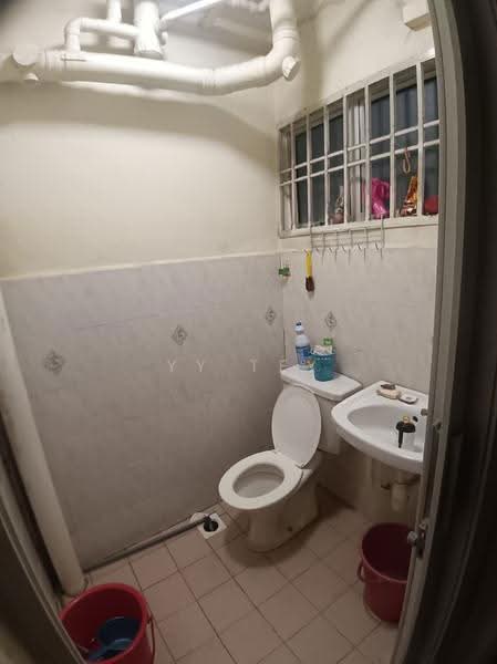 Pangsapuri untuk Dijual di Bayu Puteri 2 - YY Tey - Bathroom - PropertyGuru.com.my